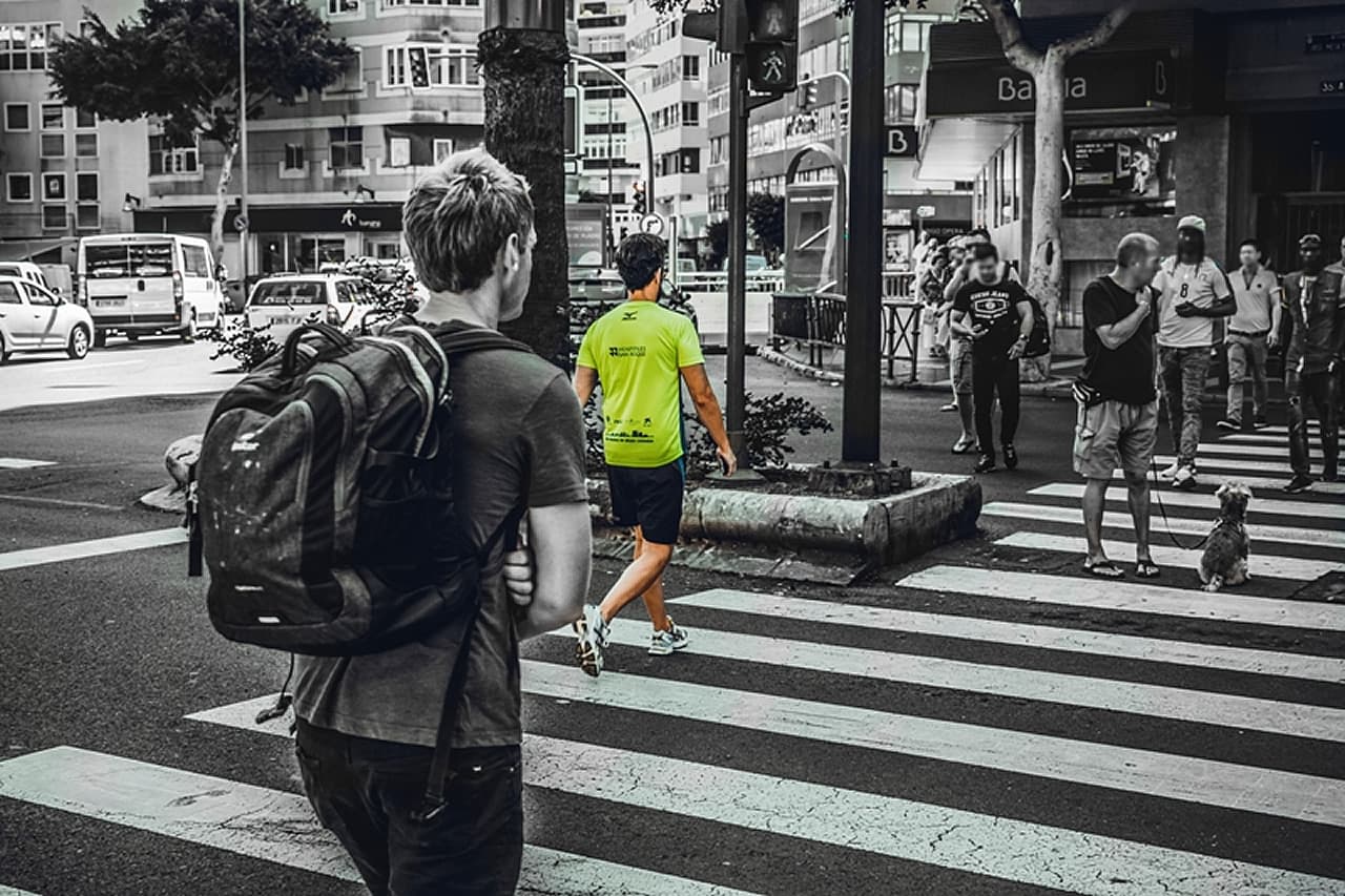 Trail runner de paseo por la calle