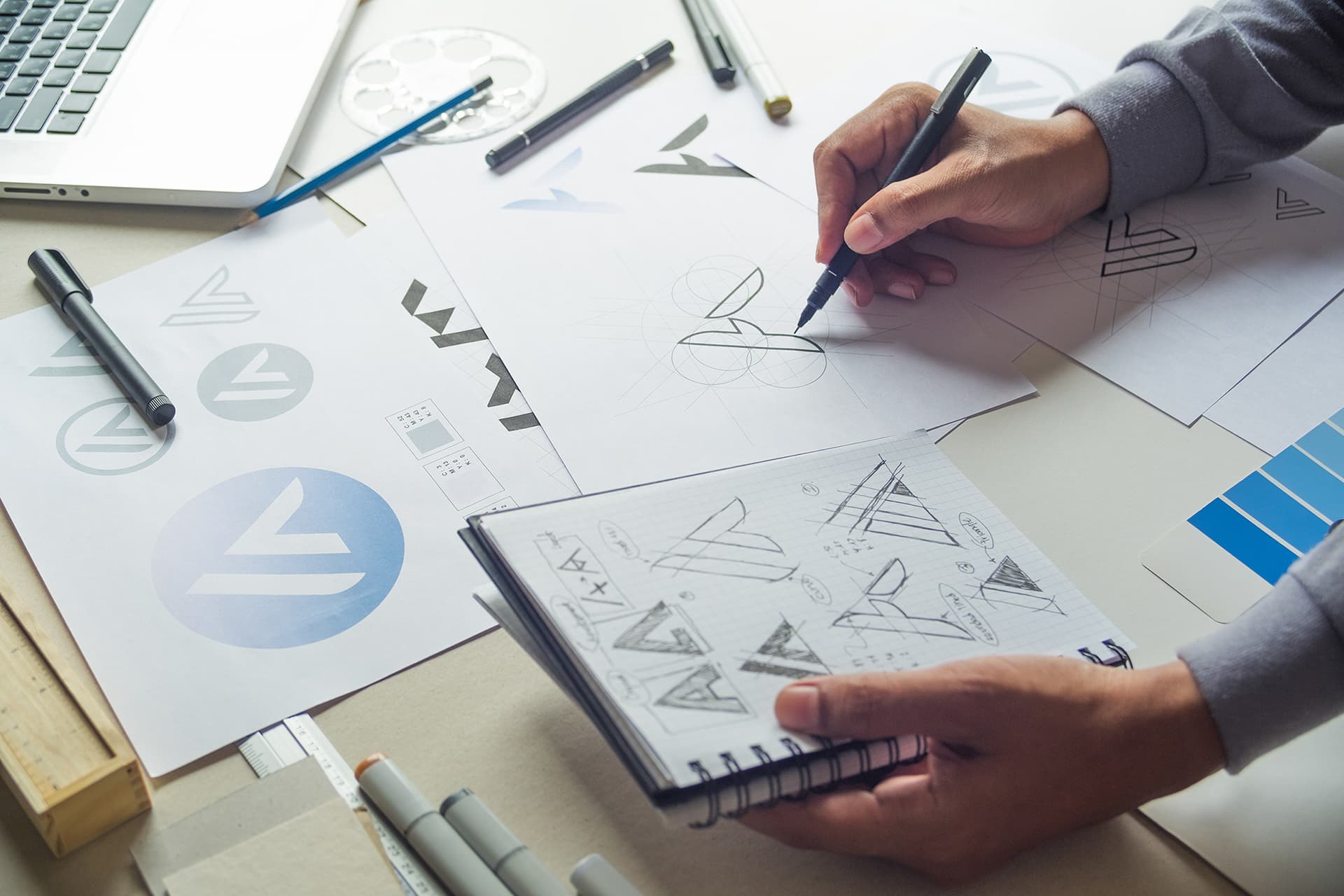 Diseñador grafico realizando bocetos de logo