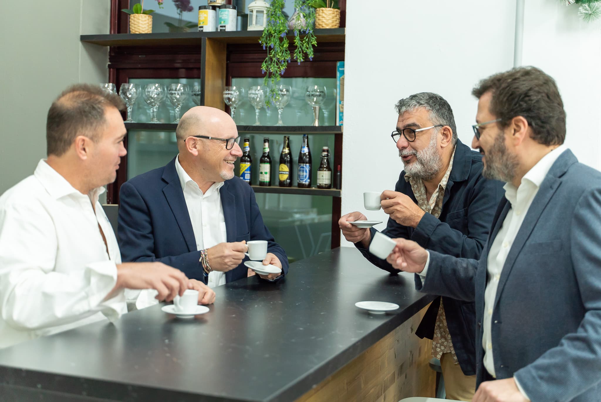 Participantes de Cuatro en Mesa tomando café