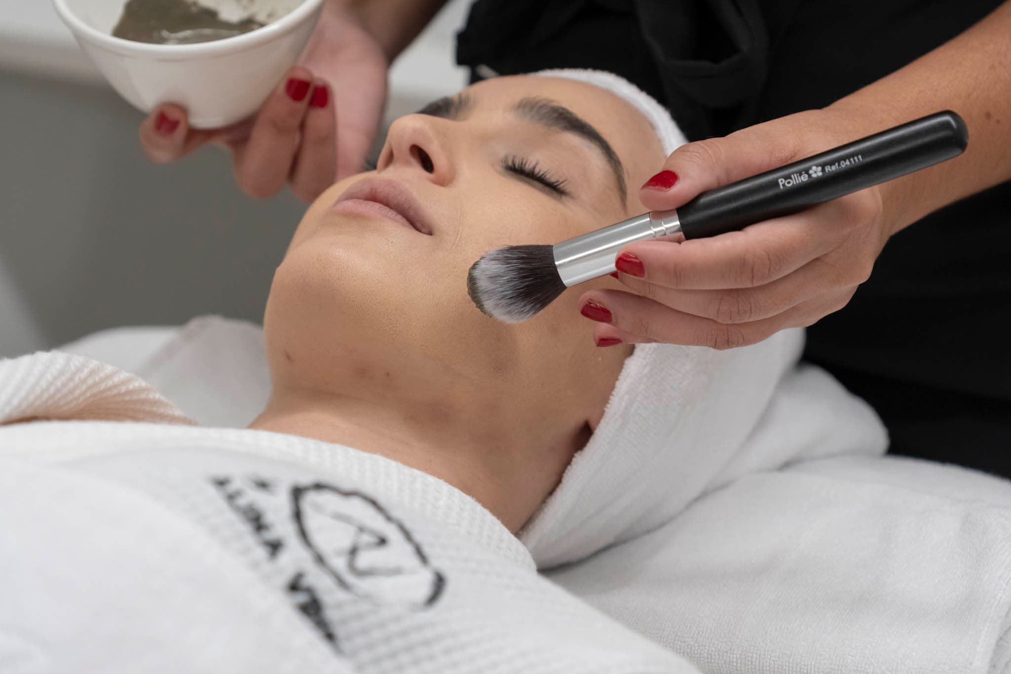 Chica recibiendo un tratamiento de SPA en By Alina Vriel