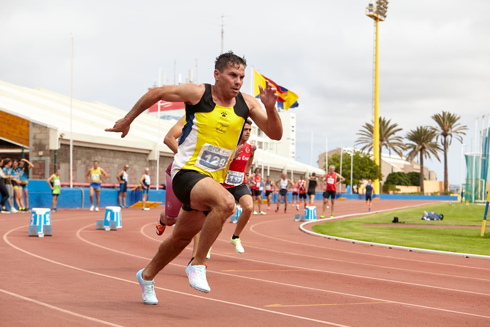 Hombres corriendo en una pista de atletismo
