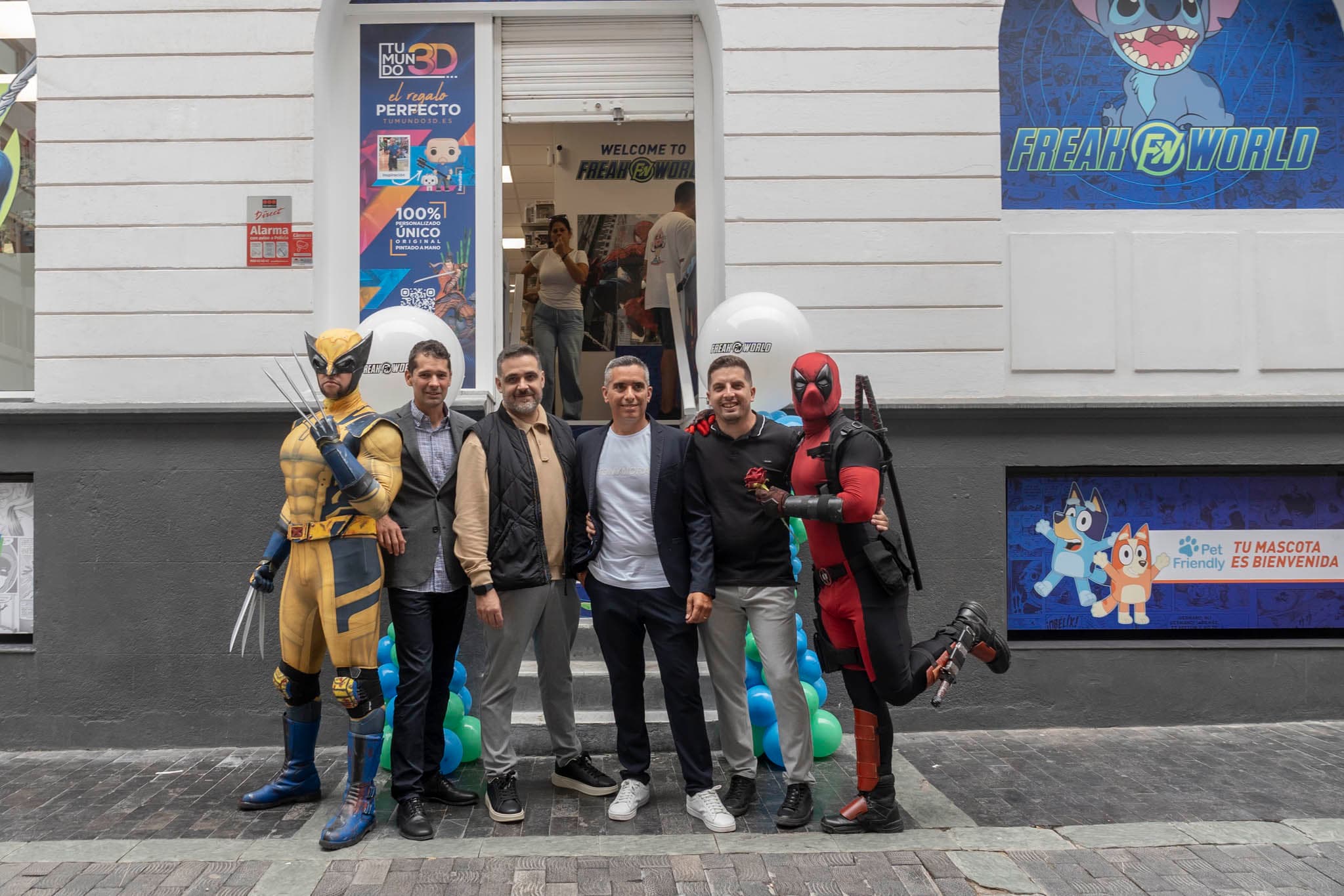 el equipo de 3com. en la inauguración de FreakWorld Triana