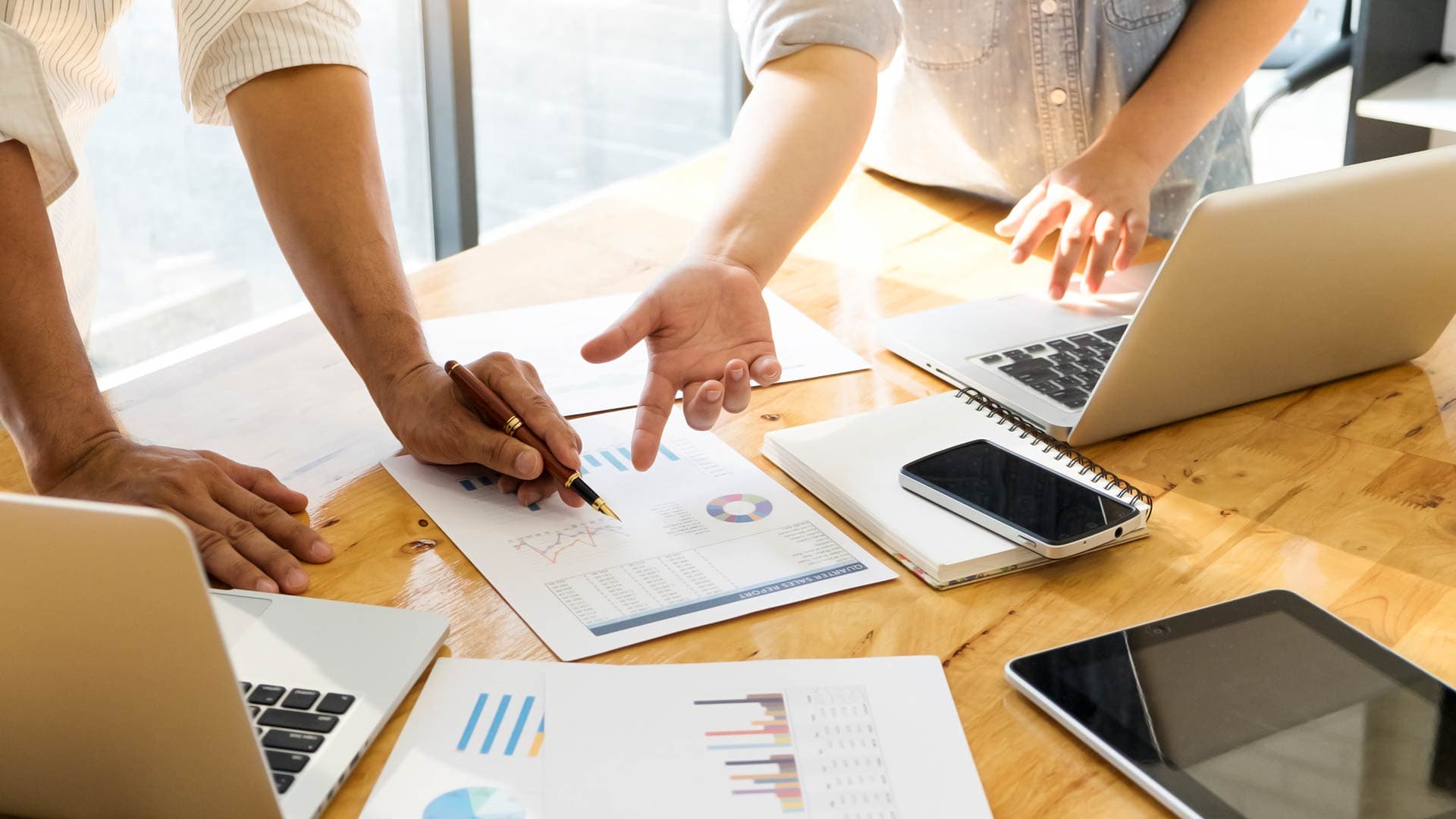 Grupo de personas reunidas para elegir una agencia de marketing