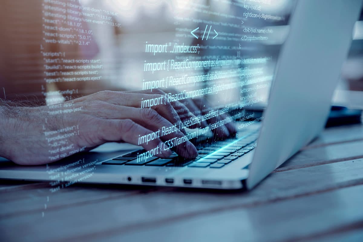 Persona haciendo un desarrollo web en su ordenador portátil