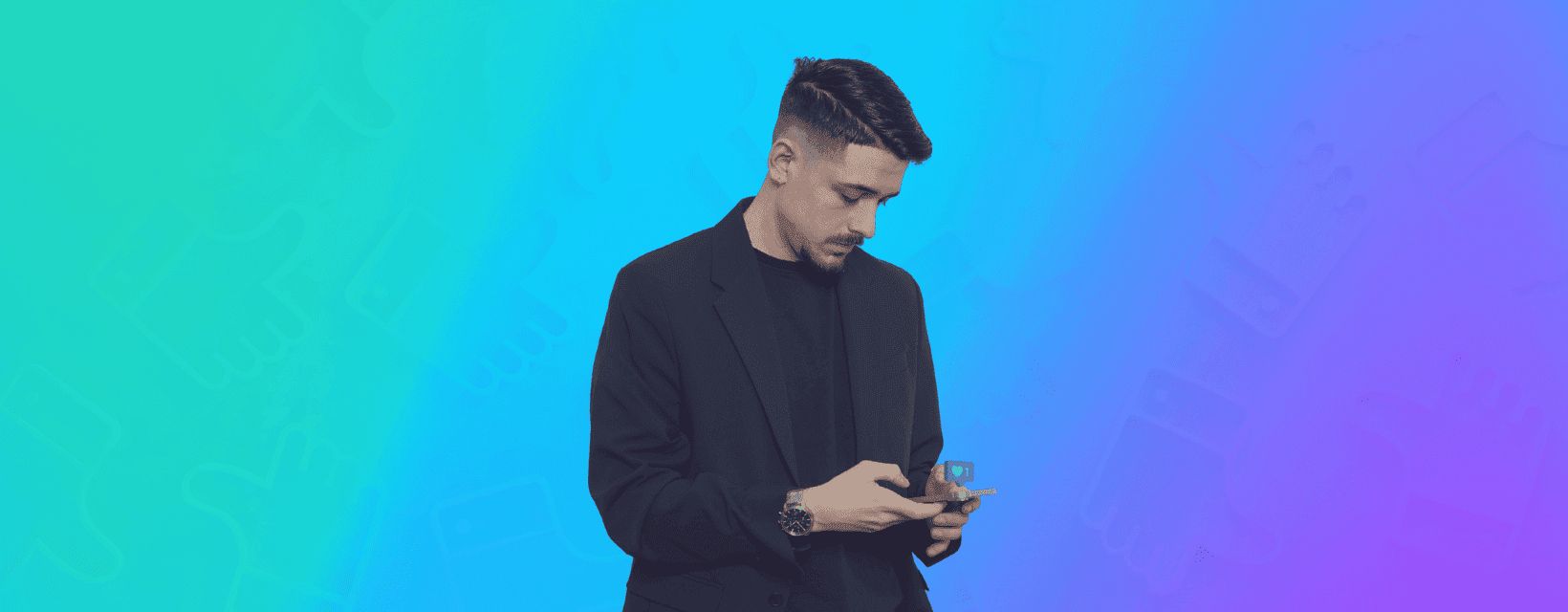 Trabajador consultando una nueva interacción en sus redes sociales