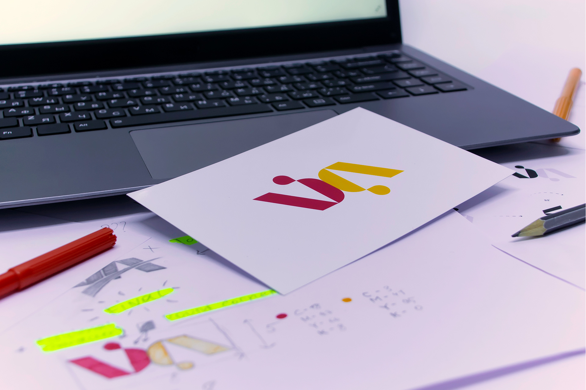 lugar trabajo disenador grafico desarrollo de logotipo empresa estudio arte