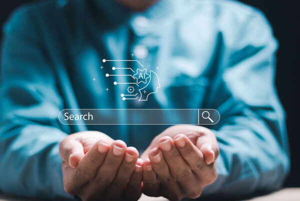 Chico sostiene barra de búsqueda para SEO con inteligencia artificial